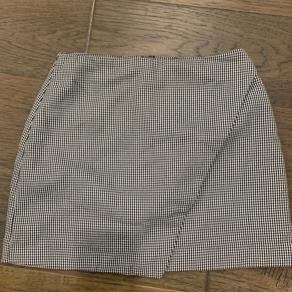 FOREVER 21 Black & White Houndstooth Pattern - Picture 2 of 9